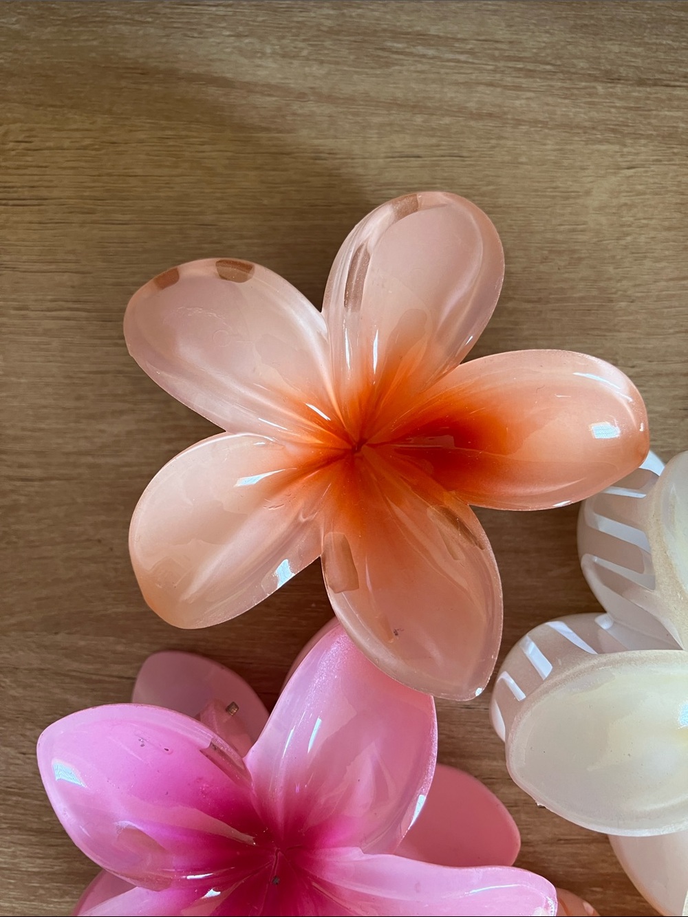 (America eagle only the orange hair clip) 3 flower hair clips - Picture 2 of 4